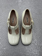 Load image into Gallery viewer, MIU MIU SQUARE TOE WHITE PATENT LEATHER PUMPS (38,5)