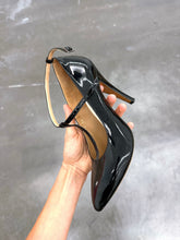 Load image into Gallery viewer, MAISON MARGIELA BLACK PATENT LEATHER PUMPS (39)