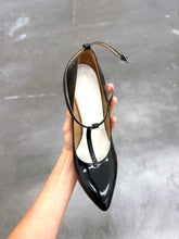 Load image into Gallery viewer, MAISON MARGIELA BLACK PATENT LEATHER PUMPS (39)
