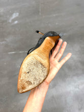 Load image into Gallery viewer, MAISON MARGIELA BLACK PATENT LEATHER PUMPS (39)
