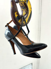 Load image into Gallery viewer, MAISON MARGIELA BLACK PATENT LEATHER PUMPS (39)
