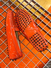 Load image into Gallery viewer, TOD'S ORANGE PATENT LEATHER CAR SHOES (37,5)
