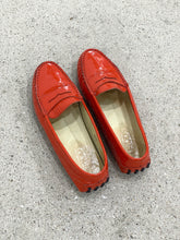 Load image into Gallery viewer, TOD'S ORANGE PATENT LEATHER CAR SHOES (37,5)
