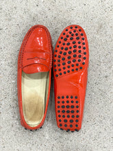Load image into Gallery viewer, TOD'S ORANGE PATENT LEATHER CAR SHOES (37,5)
