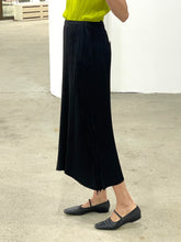 Load image into Gallery viewer, ISSEY MIYAKE FETE BLACK PLEATED SKIRT
