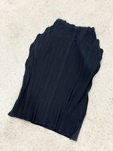 Load image into Gallery viewer, ISSEY MIYAKE FETE BLACK PLEATED SKIRT
