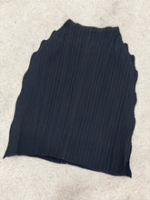 Load image into Gallery viewer, ISSEY MIYAKE FETE BLACK PLEATED SKIRT
