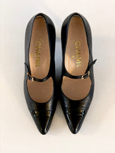 Load image into Gallery viewer, CHANEL BLACK PUMPS (38)
