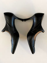 Load image into Gallery viewer, CHANEL BLACK PUMPS (38)
