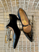 Load image into Gallery viewer, CHANEL BLACK PUMPS (38)
