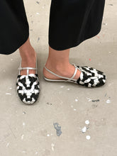 Load image into Gallery viewer, PRADA SILVER/BLACK SANDALS (38,5)
