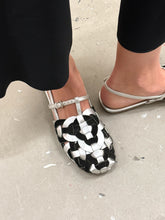 Load image into Gallery viewer, PRADA SILVER/BLACK SANDALS (38,5)
