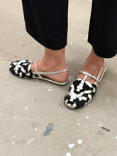 Load image into Gallery viewer, PRADA SILVER/BLACK SANDALS (38,5)
